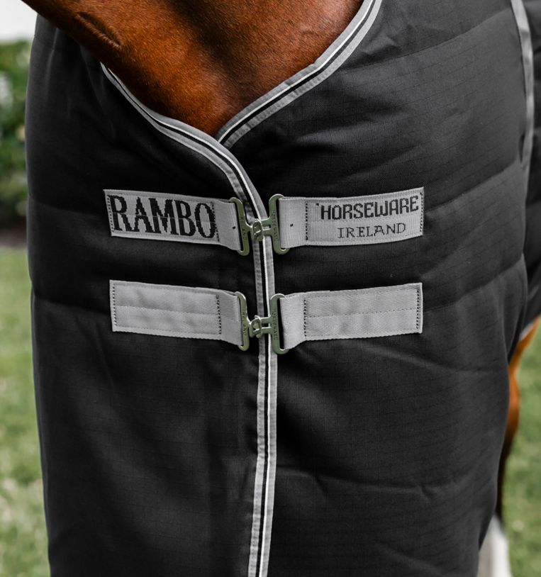 Rambo 200g – Manta de invierno cálida para caballos